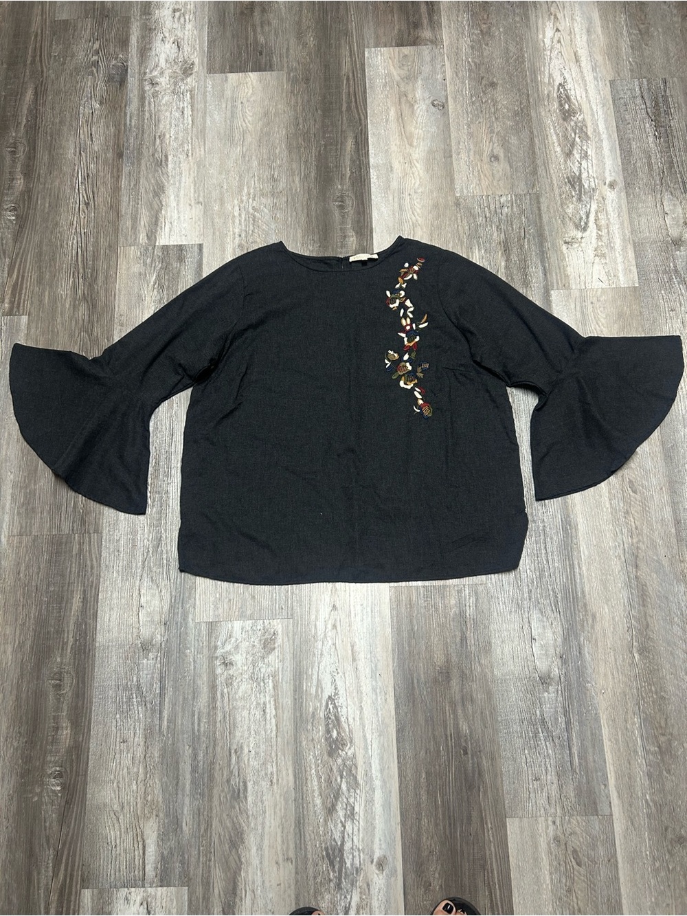 Women’s Philosophy Gray Floral Embroidered Bell Sleeve Top Size 1X